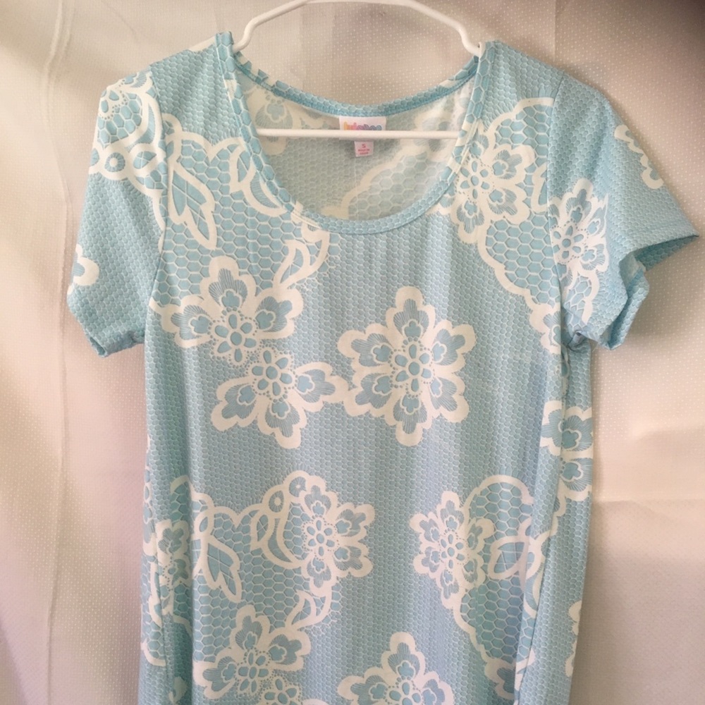 LulaRoe Classic T, NWT, Small